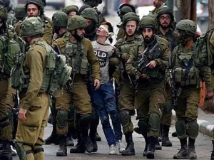الطفل الفلسطيني المعتقل فوزي الجنيدي محاطا ب 23 جنديا اسرائيليا