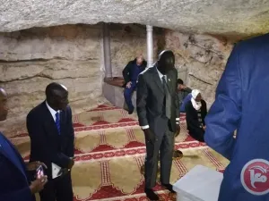 وزير الخارجية السنغالي "صديقي كابا"، يصلي في مسجد قبة الصخرة 