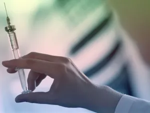 تنفيذ عقوبة  تقضي بالإخصاء الكيميائي الإلزامي، لكل من يتحرش جنسيًا بقاصرين