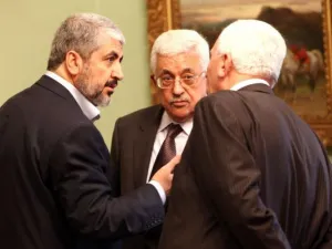 خالد مشعل، رئيس المكتب السياسي السابق، لحركة “حماس″ والرئيس الفلسطيني أبو مازن