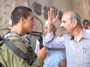 أبو شادي يدخل بمعركة كلامية ومشادة مع الجنود الإسرائيليين أمام بيته المهدد بالمصادرة