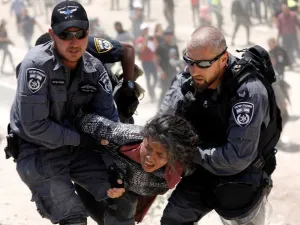 اعتقال فتاة فلسطينية من قبل قوات الاحتلال في الخان الأحمر/ أرشيفية