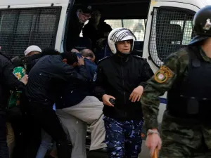 رشق وفد من الكونغرس الأمريكي بالبيض والأحذية، في مدينة رام الله