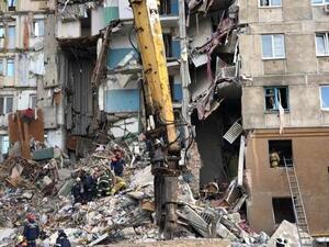 أنقاض المبنى السكني الذي انهار الاثنين في مدينة ماغنيتوغورسك وسط روسيا