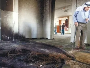 مستوطنون يحرقون مسجدا في قرية قصرة جنوبي نابلس ويكتبون شعارات مسيئة للرسول صلى الله عليه وسلم