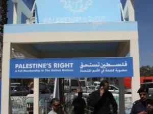 كرسي ضخم يرمز الى المسعى الفلسطيني في الامم المتحدة، في احد شوارع رام الله 
