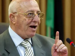  أحمد قريع شغل مناصب بارزة فهو اول رئيس مجلس تشريعي وتراس ثلاث حكومات فلسطيني