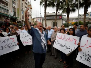 موظفون يتبعون للسلطة الفلسطينية في قطاع غزة قالوا قبل أيام إنهم تلقوا 50 بالمئة من قيمة رواتبهم
