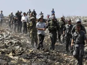 مستوطنون وجنود اسرائيليون في الضفة الغربية