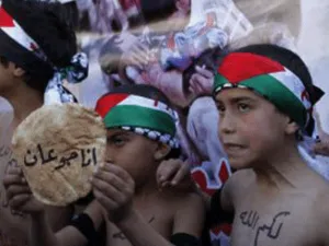 حمل المحتجون لافتات كتب عليها “إغلاق منظمة التحرير بأمر من مخيم اليرموك”