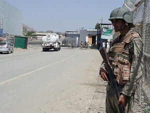 Pakistani soldiers patrol at the Torkham crossing between Pakistan and Afghanistan in Pakistan's Khyber Agency on June 14, 2016 (AFP/Sajjad Mian) 