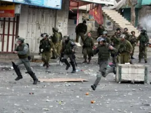 قوات الاحتلال تحاول تفريق تظاهرة فلسطينية في الخليل في اعقاب وفاة الاسير عرفات جرادات في الاسر/أ.ف.ب