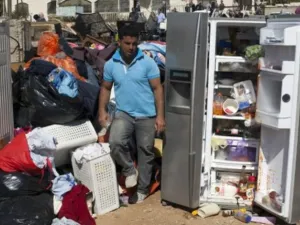 فلسطيني بين ما تبقى من اثاث منزله الي دمرته الجرافات الاسرائيلية في القدس/أ.ف.ب