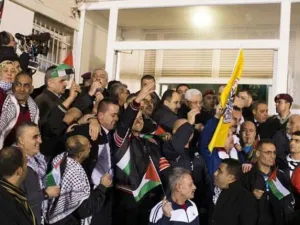 عباس مستقبلا السجناء المفرج عنهم: لا اتفاق قبل تحرير الأسرى