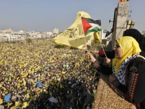 سيدة تلوح بالعلم الفلسطيني 