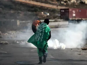 متظاهر يرتدي راية حماس خلال تظاهرة في بتونيا في الضفة الغربية احتجاجا على "برافر"/أ.ف.ب