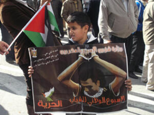 طفل فلسطيني في نابلس يشارك في اسبوع الشباب