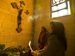 مسيحية من سيرلانكا تحتفل بعيد الميلاد في كنيسة في الناصرة/ا.ف.ب