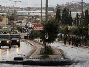  Israeli security forces advancing on the village of Qabatiya, near the West Bank town of Jenin on February 6, 2016. (AFP/Jaafar Ashtiyeh)
