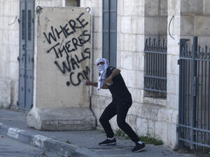 A Palestinian throws stones towards Israeli forces during a demonstration in support of Palestinian prisoners in Bethlehem, April 17 2017. (AFP/Ahmad Gharabli)