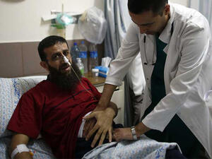 Palestinian Khader Adnan, who staged a 56-day hunger strike while being detained by Israeli authorities lies on a bed as he is treated at the Makassed hospital in East Jerusalem on July 15, 2015. (AFP/ Ahmad Gharabli)