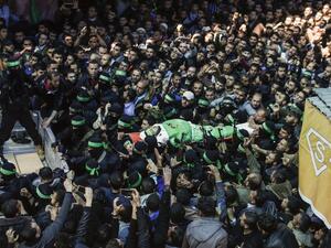 The body of Palestinian Islamist movement Hamas' official Mazen Faqaha is carried by members of the Ezzedine al-Qassam Brigades, the military wing of Hamas, during his funeral in Gaza city on March 25, 2017. (AFP/Mahmud Hams)