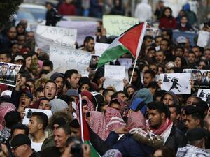 Palestinians demonstrate in the centre of the West Bank city of Ramallah against the security coordination between Palestinian security forces and Israel on March 13, 2017. (AFP/Abbas Momani)