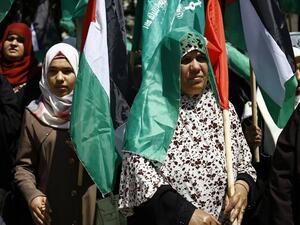 Protesters take part in a rally in Gaza City to show their suppport to the Palestinians detained in Israeli jails who launched a hunger strike on April 17, 2017. (AFP/Mohammed Abed)