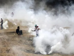 Palestinian protesters flee from teargas fumes during clashes with Israeli forces along the border with the Gaza strip east of Gaza City, on the sixth straight Friday of mass demonstrations calling for the right to return to their historic homeland. (MAHMUD HAMS/ AFP)