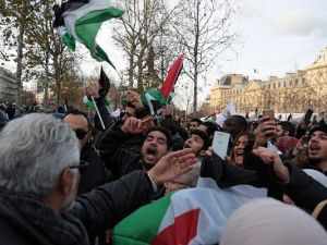 Dozens of Gazan teachers and students from schools affiliated with the United Nations Relief and Works Agency (UNRWA) staged a protest on Thursday against recent reductions of U.S. financial aid to the organization. (AFP/ File Photo)