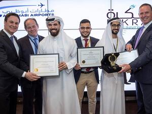 بيتر بومغارتنر،كريس يولتن، مع طلاب الجامعة الأمريكية في دبي عيسى سالم، ومحمد سليم، ومحمد الماجدي.