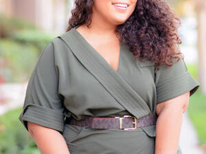 يعتبر الحزام الرفيع من القطع المميزة التي يمكنك ارتدائها على محيط الخصر (shutterstock.com)
