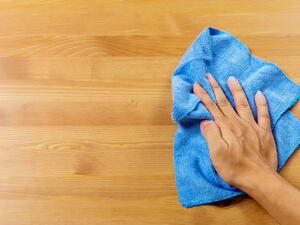 يتعرّض الخشب للبقع، وللغبار الأمر الذي يتطلب الاهتمام به وتنظيفه جيداً
 يتعرّض الخشب للبقع، وللغبار الأمر الذي يتطلب الاهتمام به وتنظيفه جيداً