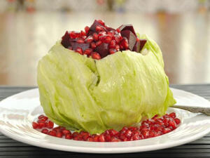 سلطة صحن الملفوف بالشمندر والرمان