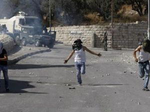 alestinian stone throwers and Israeli forces clash in the mostly Arab east Jerusalem neighbourhood of Silwan on October 15, 2010. Police in Jerusalem are systematically breaking the law by arresting stone-throwing children at night and interrogating them without their parents, an Israeli rights group said on December 15, 2010