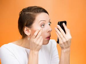 من الأسباب التي تؤدي إلى انتفاخ العين هو العامل الوراثي
