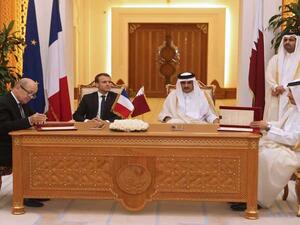 أمير قطر الشيخ تميم في مؤتمر صحافي مع الرئيس الفرنسي إيمانويل ماكرون