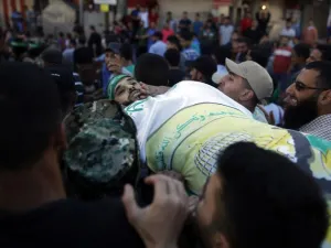 Palestinian mourners carry the body of man who was killed during clashes with Israeli soldiers, on May 14, 2018 in Gaza City/AFP