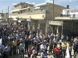 محتجون يتظاهرون ضد الرئيس السوري بشار الاسد قرب حلب 
