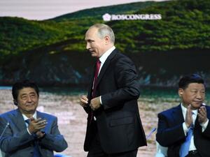 الرئيس الروسي فلاديمير بوتين ورئيس الوزراء الياباني شينزو آبي