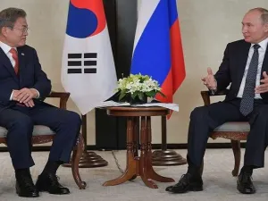  بوتين خلال لقاء مع نظيره الكوري الجنوبي مون جيه إن