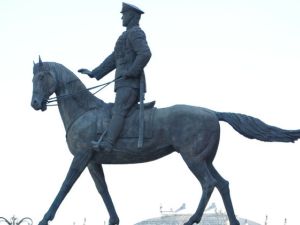 حطيم لوحة تذكارية نصبت تخليدا لذكرى المارشال غيورغي جوكوف، أبرز القادة السوفييت 