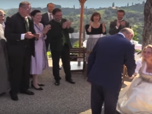 وزيرة خارجية النمسا ترقص مع بوتين خلال حفل زفافها
