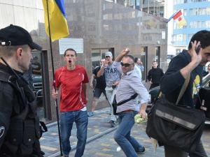 أعمال عنف نفذها يمينيون أوكرانيون أثناء تطويقهم مبنى القنصلية الروسية في أوديسا