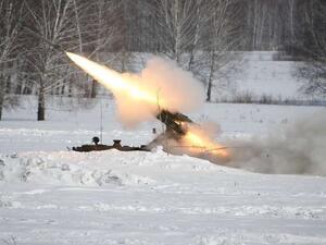 الأمواج تلقي بصندوق يحتوي على صواريخ دفاع جوي 