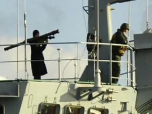 جندي روسي، يوجه صاورخًا محمولًا على الكتف، نحو مدينة إسطنبول التركية