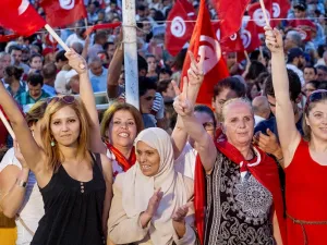 تسوية وضعية الأبناء المولودين من أم تونسية وأب أجنبي ولم يحصلوا بعد على الجنسية.