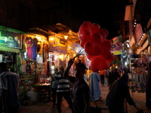 المصريون مقبلون على الأسواق في العيد.