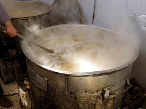 تقدم التكية في شهر رمضان المأكولات الدسمة من لحم ودجاج وشوربة وخبز. (المصدر: سمر بدر).