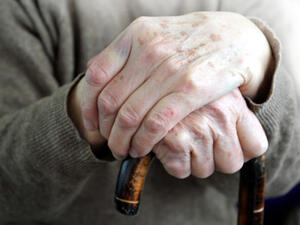 تفانت السيدات لمنخ العمال المسنين السعادة في رمضان.